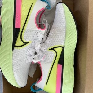 Nike womens flyknit sneakers